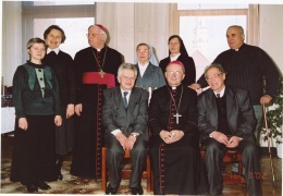 Iš kairės: sėdi Aleksandras Lavutas, arkiv. Sigitas Tamkevičius ir Sergiejus Kovaliovas, stovi sesuo Ona Kavaliauskaitė, sesuo Nijolė Sadūnaitė, vysk. Jonas Boruta, sesuo Elena Šuliauskaitė, sesuo Janina Judikevičiūtė, kun. Vytautas Vaičiūnas. 2002 m